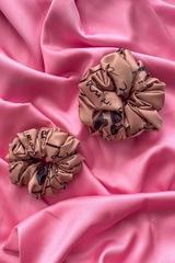 Position To Win Scrunchie nude - mic - Imagine 1
