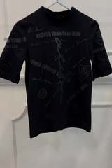Run The World T-Shirt - Черна с черни надписи - Изображение 3